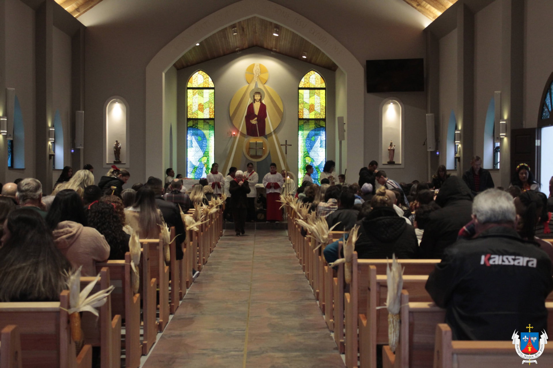 Interior da igreja durante a celebração da missa
