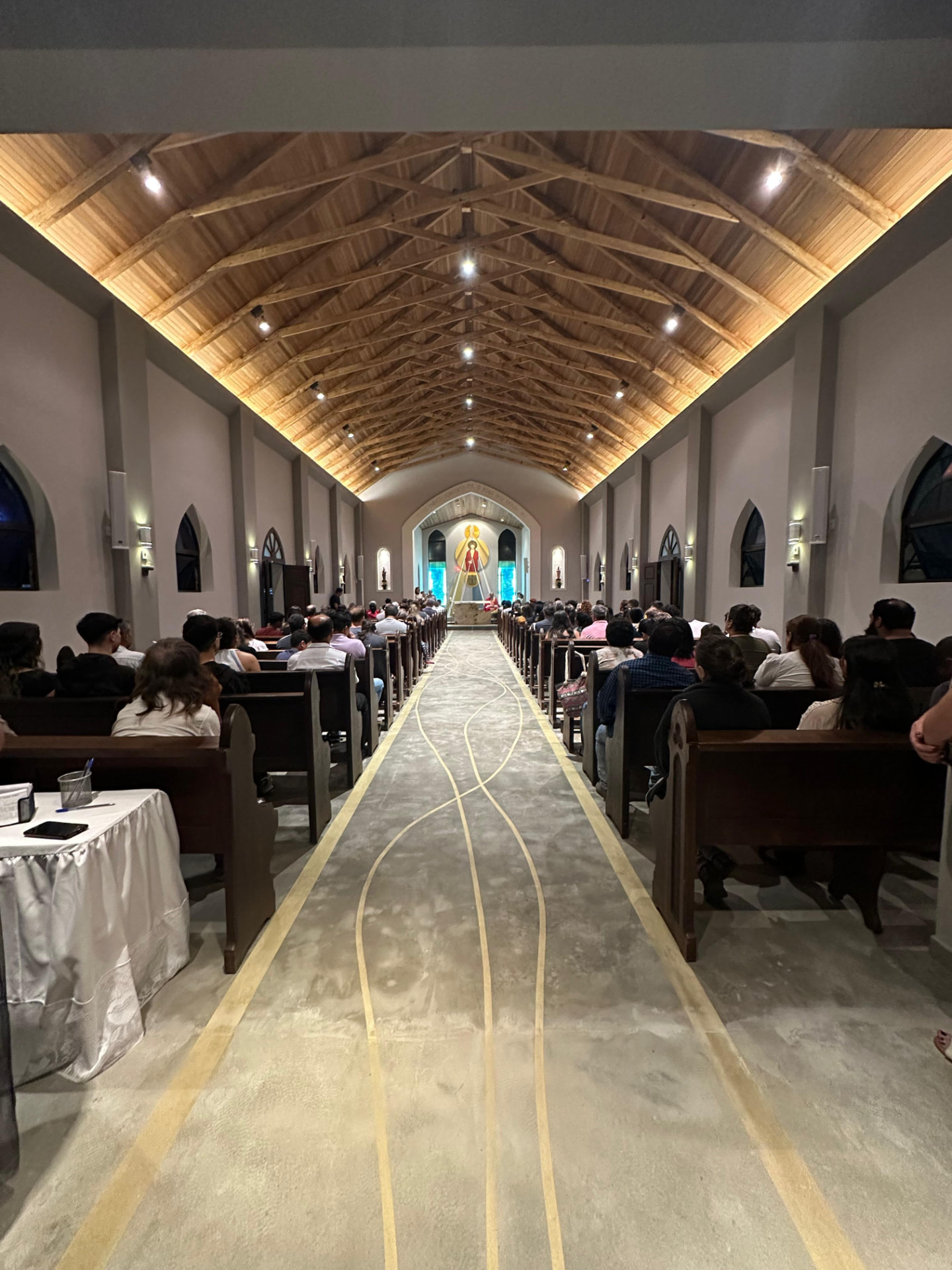 Assembleia reunida na Missa na Igreja Matriz Senhor Bom Jesus