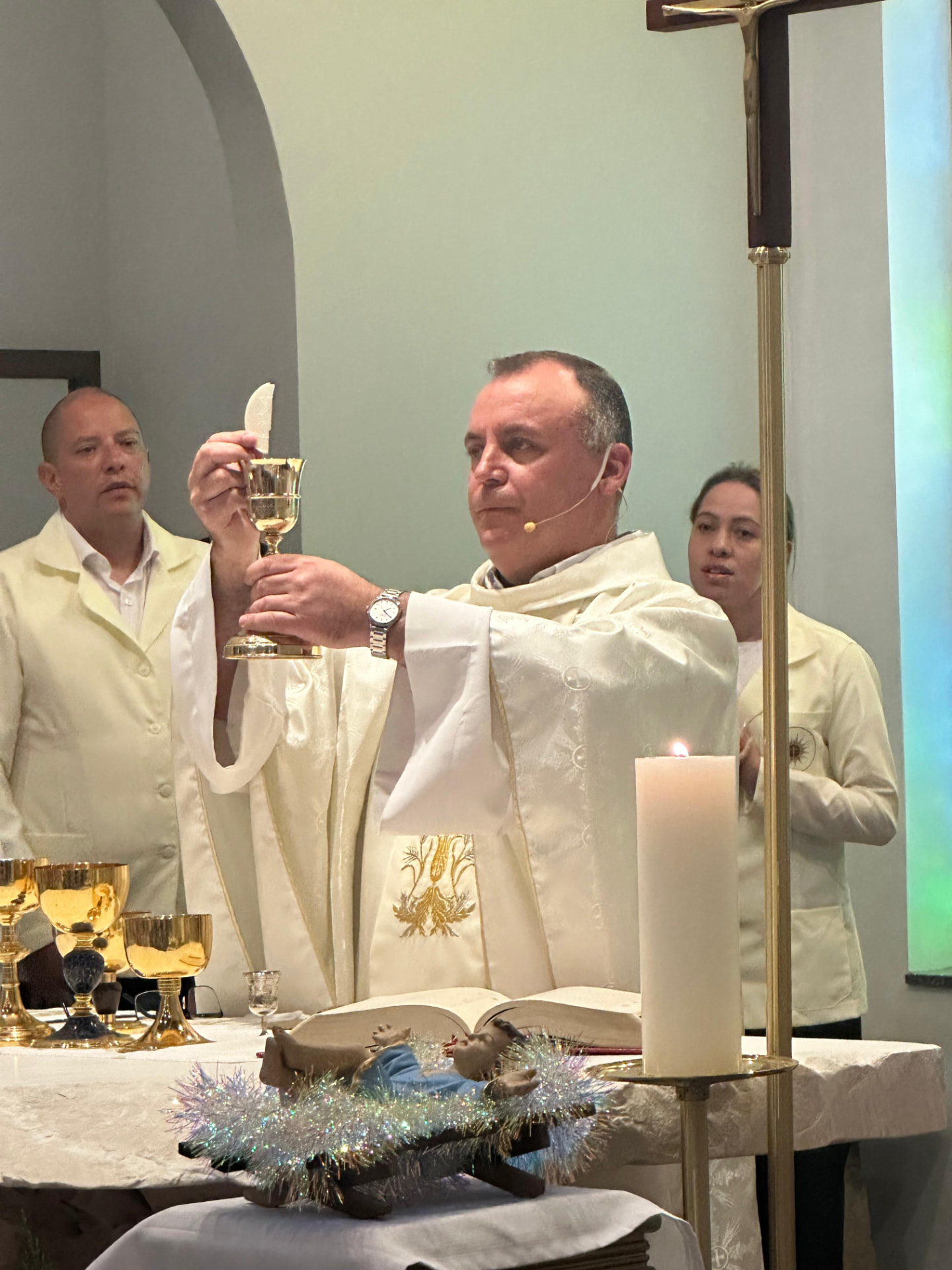 Padre Leandro Aparecido da Silva celebrando a Santa Missa